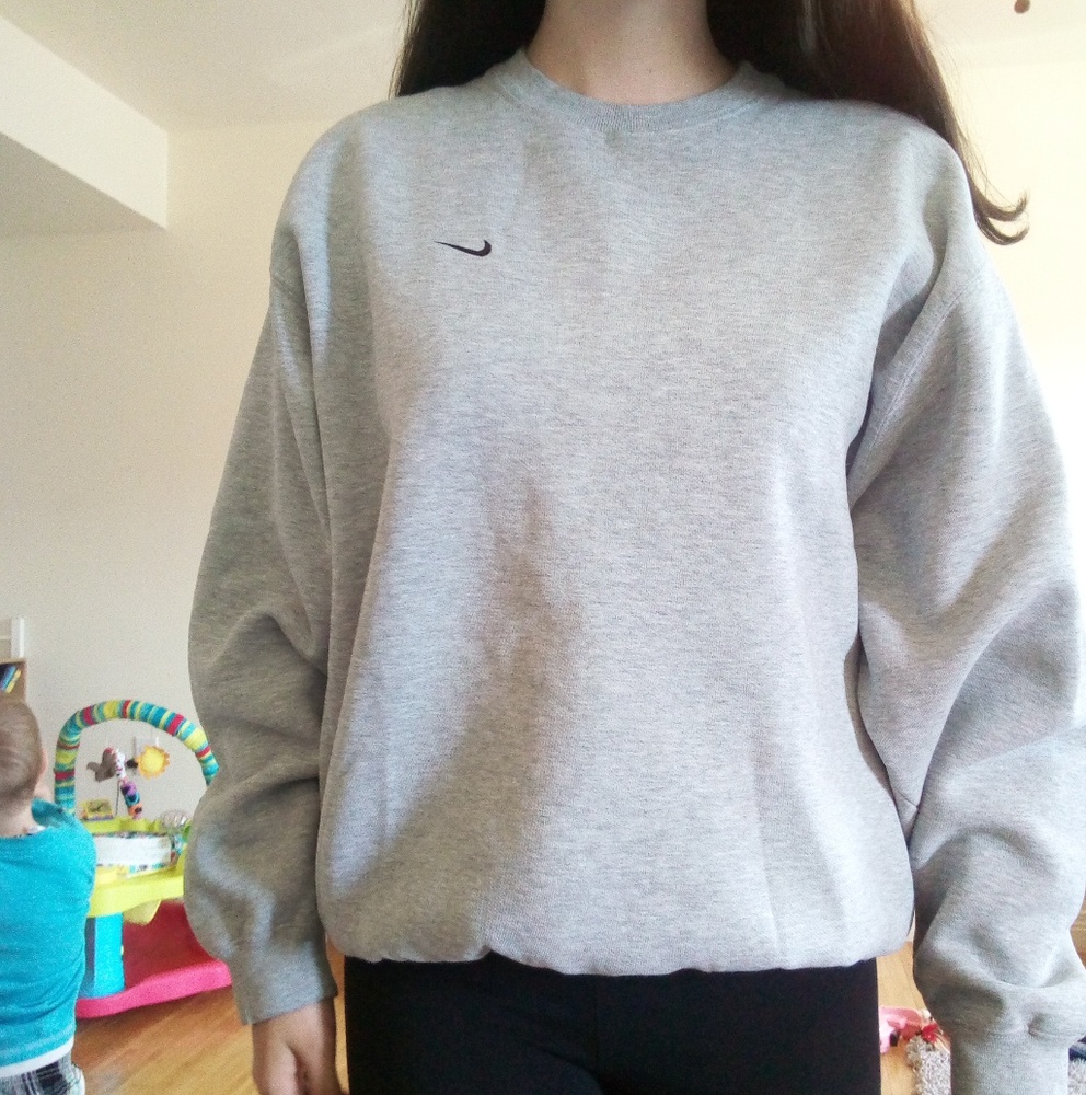 GRAY NIKE SWEATSHIRT